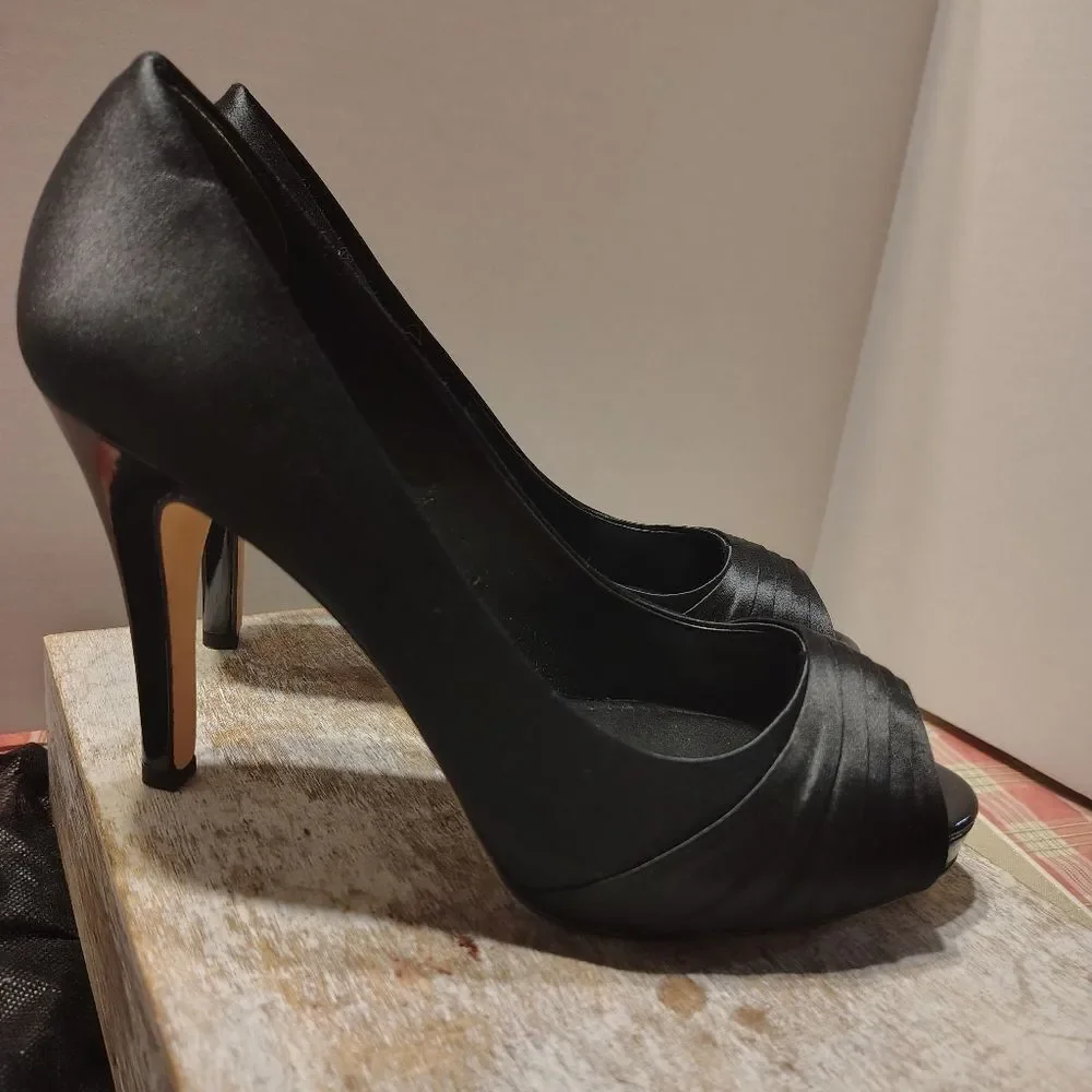 EUC White House Black Market Heels Size 9